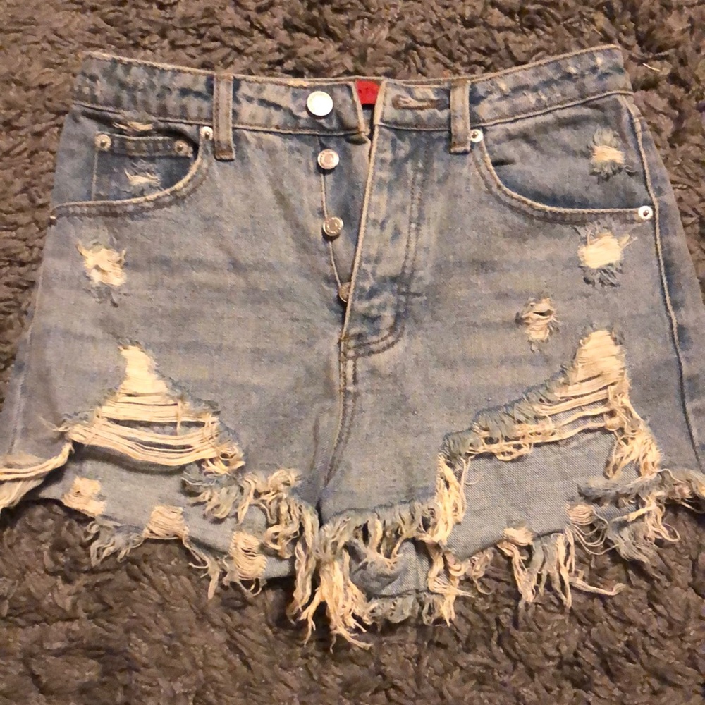 Signature 8 Ripped Jean shorts